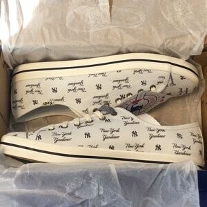 Ladies Keds Sneakers w/ New York Yankees logos Size 7.5